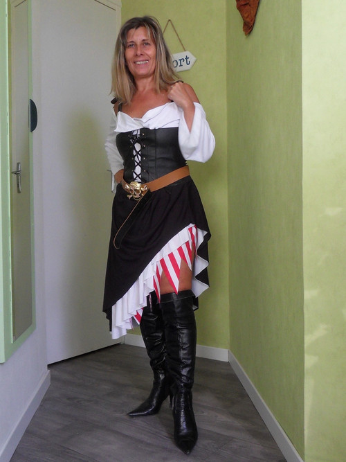 Lisa essaye des tenues coquines envoyées par un fan 22.jpg