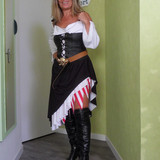 Lisa essaye des tenues coquines envoyées par un fan 22