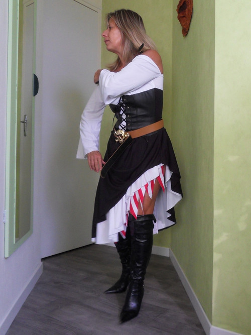 Lisa essaye des tenues coquines envoyées par un fan 20.jpg