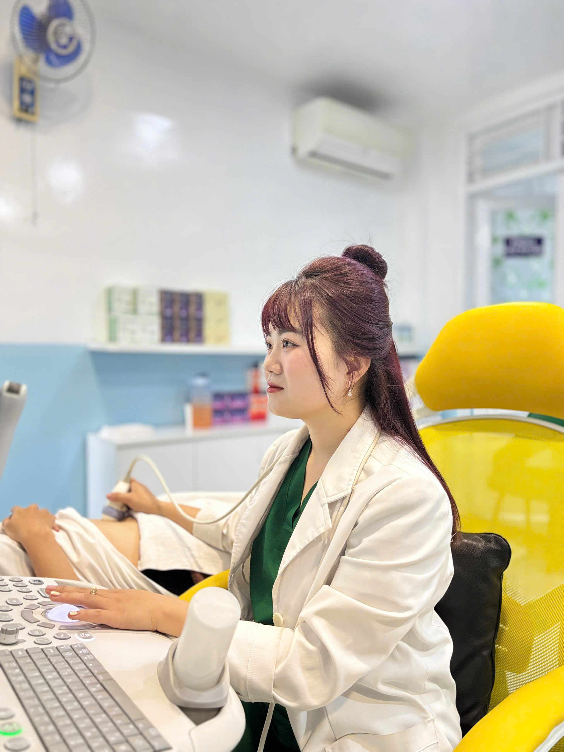 Bác sĩ HAMEC đang thực hiện siêu âm
