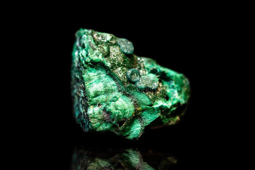 pierre minérale de malachite verte devant le fond noir natu 119745383.jpg