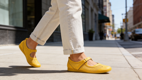 jimeng 2026 04 23 5017 这双黄色玛丽珍平底鞋的上脚图，模特穿着浅色直筒牛仔裤，行走在干净的城市街道，阳光....png