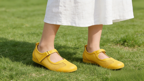 jimeng 2026 04 23 8178 这双黄色玛丽珍平底鞋的上脚图，模特穿着白色棉麻半身裙，站在绿色草坪上，清新出游风....png