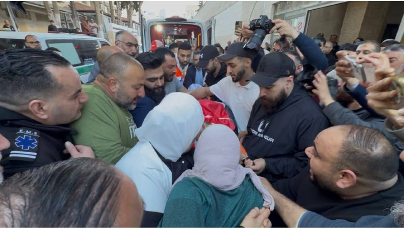 شاهد: والدة الشهيد عودة عاطف عواودة تودعه داخل المستشفى بعد ارتقائه برصاص المستوطنين في دير دبوان في رام الله...