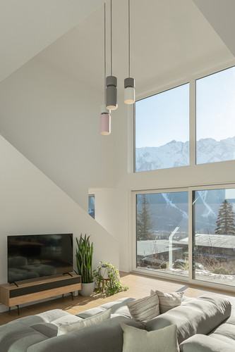 sugarloaf residence pemberton living room vaulted ceiling mountain panorama.jpg