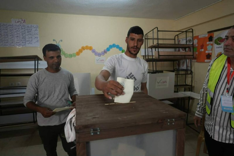 لجنة الانتخابات: تمديد التصويت في دير البلح لساعة واحدة

قررت لجنة الانتخابات المركزية تمديد فترة التصويت في دير البلح لمدة ساعة واحدة، بحيث ينتهي الا...