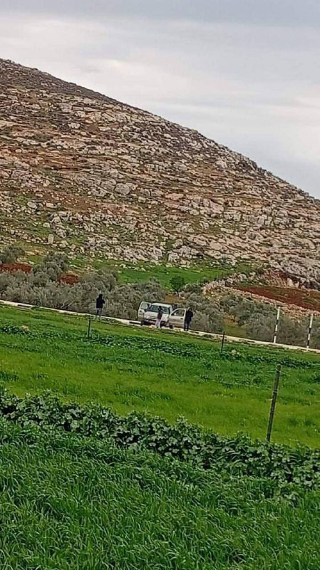 مستوطنون يغلقون المدخل الغربي لقرية المغير شمال شرق رام الله....