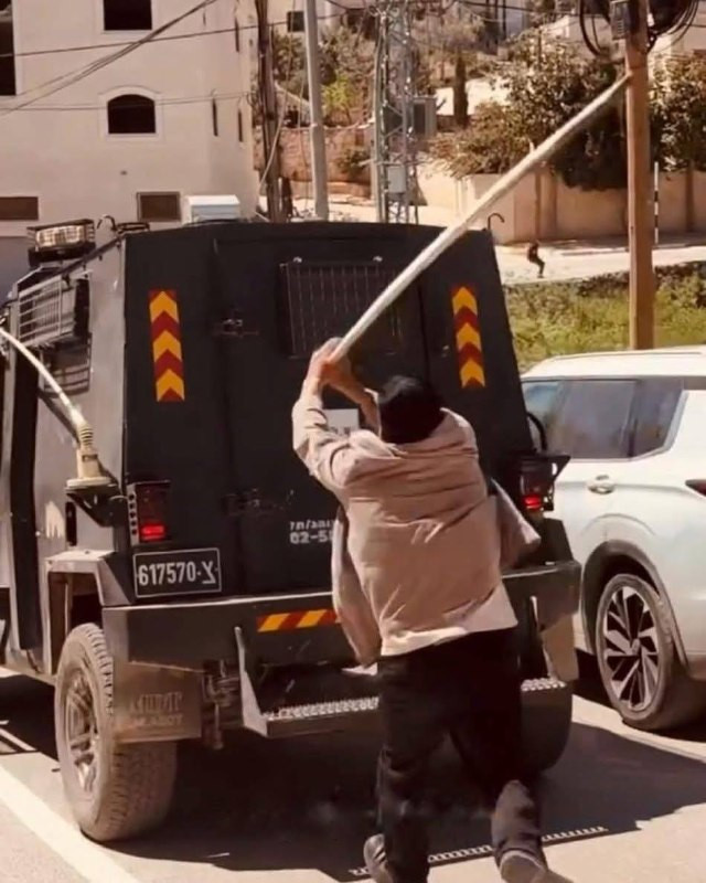 شرطة الاحتلال تعتقل أحد المواطنين في قرية المغير بحجة إلقاء خشبة باتجاه القوات، وتنشر الصور عبر مواقع التواصل الاجتماعي...