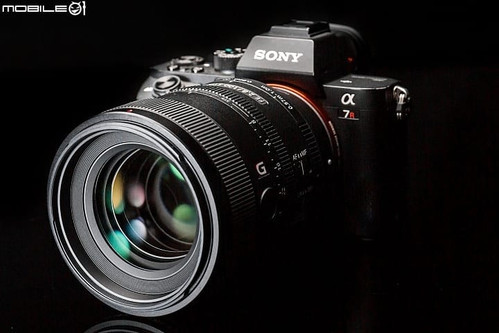 Ống kính Sony FE 100mm F2.8 Macro GM với hood bảo vệ