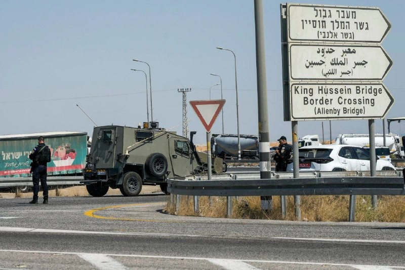 إذاعة جيش الاحتلال: قوات الجيش الإسرائيلي تعتقل 11 غزيًا تواجدوا في الضفة الغربية أثناء محاولتهم الهروب إلى الأردن عبر جسر الملك حسين، وتم تحويلهم للت...