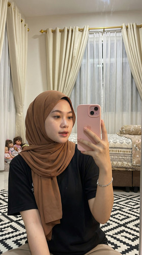 Seorang wanita muda 202604080045.jpg