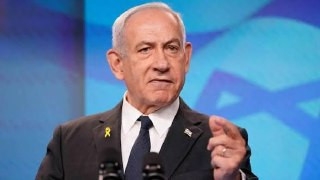 نتنياهو:
- نحن نسحق نظام "الإرهاب" في إيران بقوة متزايدة.

- بالأمس دمرنا طائرات نقل وعشرات المروحيات، واليوم هاجمنا خطوط السكك الحديدية والجسور التي ...