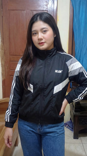 gemini image 2 Tolong ganti hanya baju pada gambar pertama dengan baju seperti referensi Poto k 1 (6.jpg