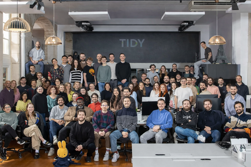 Foto de equipe no escritório moderno.png