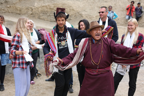 Starosta Mulbekhu nás učí tančit