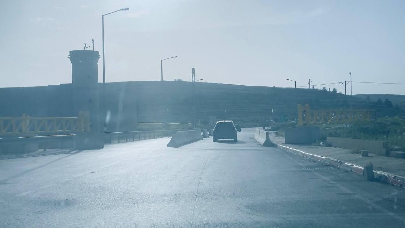 قوات الاحتلال تضع مكعبات إسمنتية قرب البرج العسكري الذي نصبته مؤخرًا على المدخل الشمالي لمدينة البيرة....