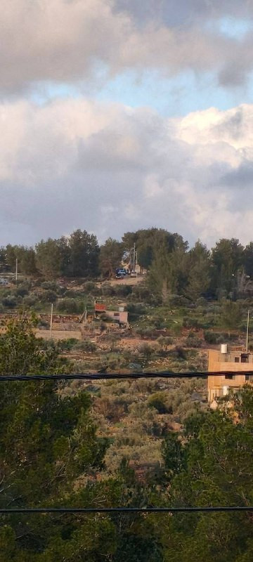 صورة | مستوطنون يطاردون الشبان خلال هجومهم على منطقة الظهرة في أطراف بلدة بيتا جنوب نابلس....