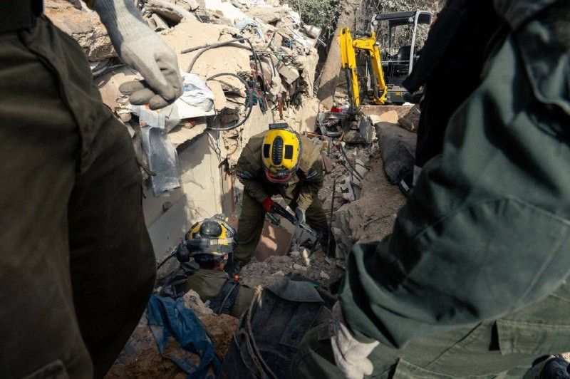 صحيفة i24 العبرية عن ضابط كبير في قيادة الجبهة الداخلية: المحتجزين في حيفا كانوا محاصرين في غرفة داخلية مجاورة لغرفة السلم بأسفل المبنى في منطقة معقدة...