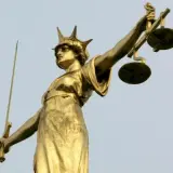 Plafonul despăgubirilor pentru victimele infracțiunilor, neschimbat din 1996, contestat în instanță