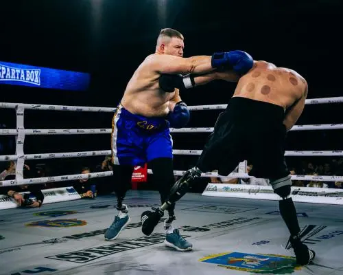 Veteranii ucraineni dubli-amputee se înfruntă în primul meci de box competitiv din lume