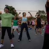 Tineri din Bangkok redescoperă bucuria mișcării în parc