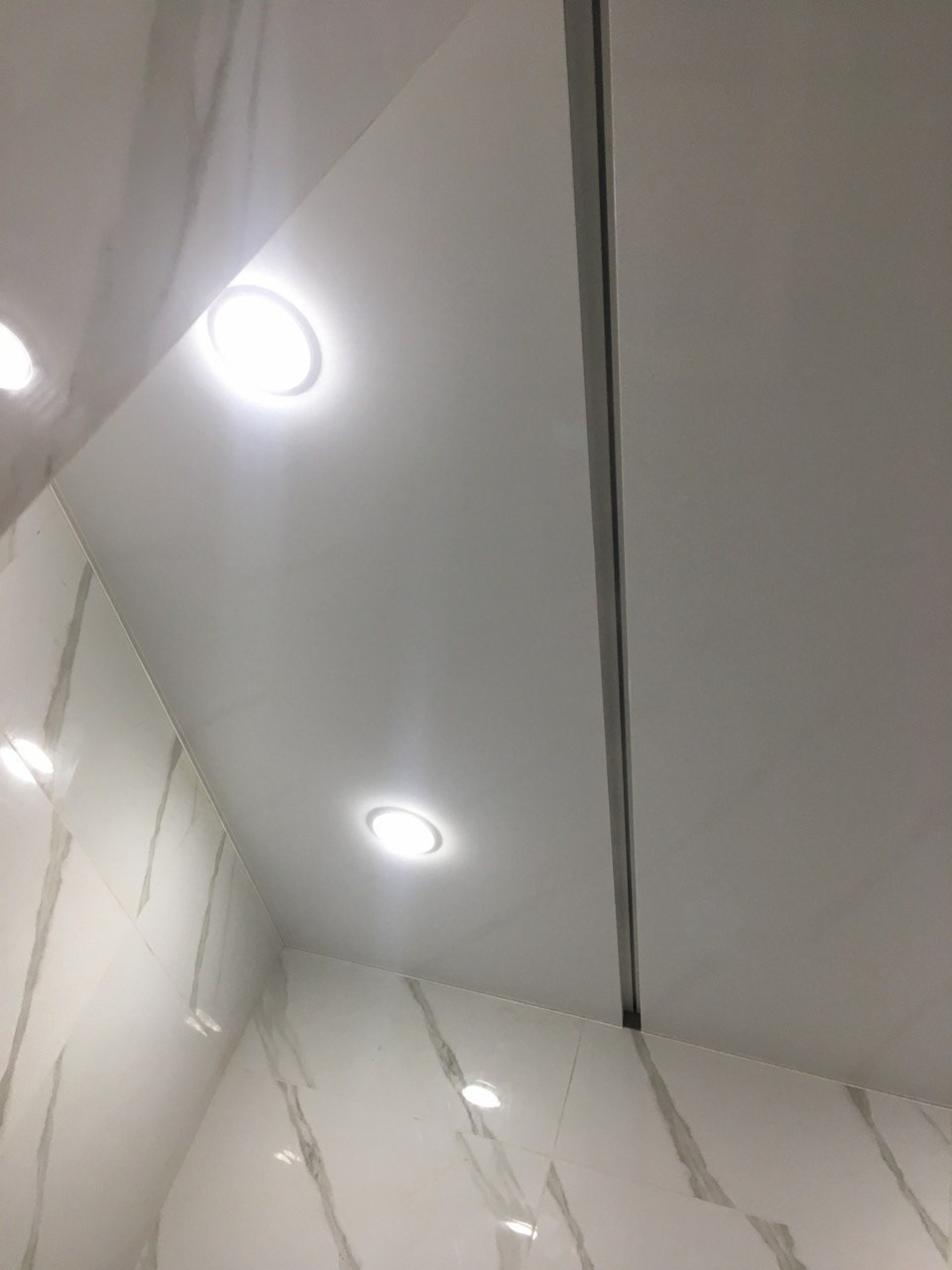 Глянцевый натяжной потолок ванная Чита