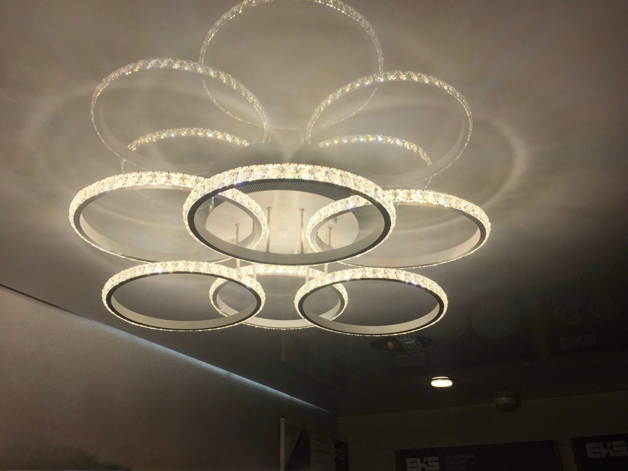 Натяжной потолок кухня люстра Чита