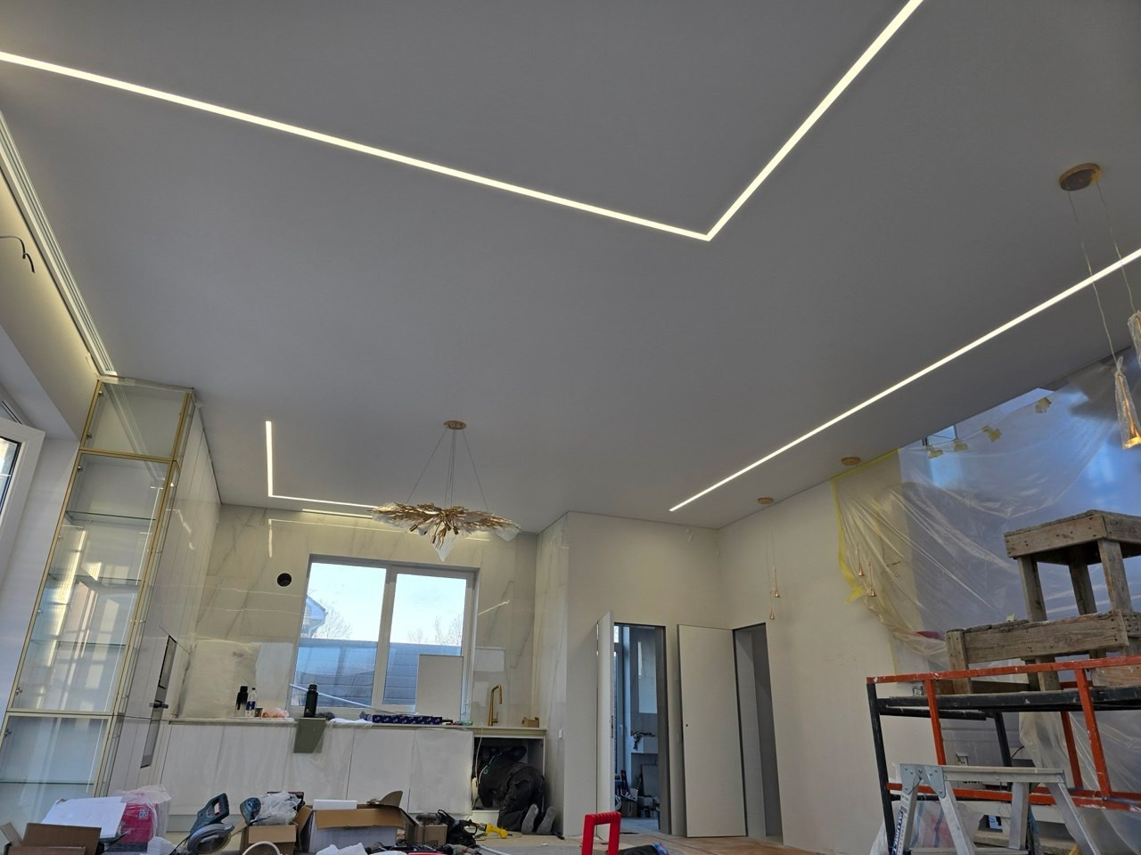 Световые линии натяжной потолок