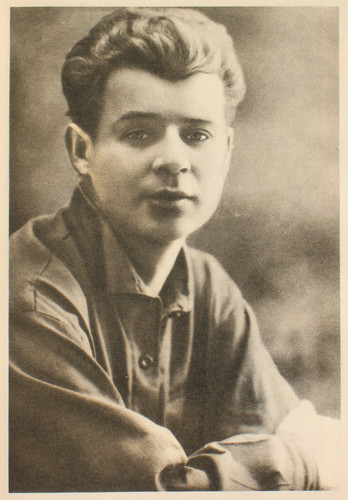 hero portrait of sergei yesenin 1924.jpg