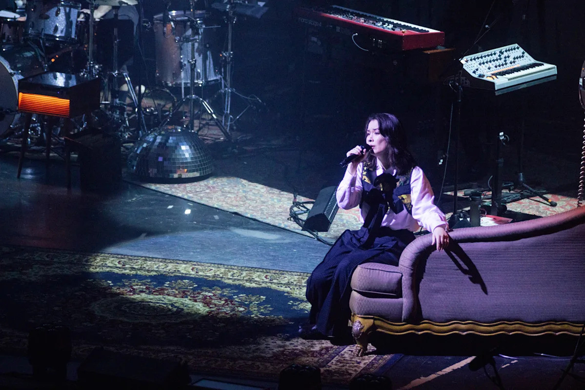 Mitski ia fani la școală, literalmente, cu concerte Hollywood High Auditorium