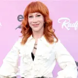 Ce în sala de știri Fox": Kathy Griffin Ditchs părul ei creț portocaliu după care cap Scandal și fanii nu pot spune ce uite ea a fost de gând pentru