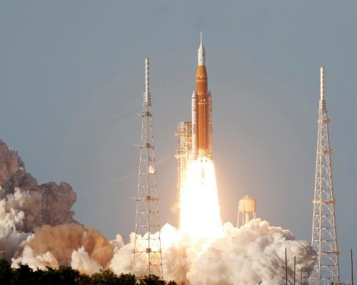 Artemis II: Racheta cu echipa NASA decolează pentru a începe luna de 10 zile