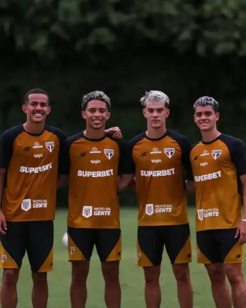 São Paulo aposta na base para suportar maratona de 8 jogos em abril