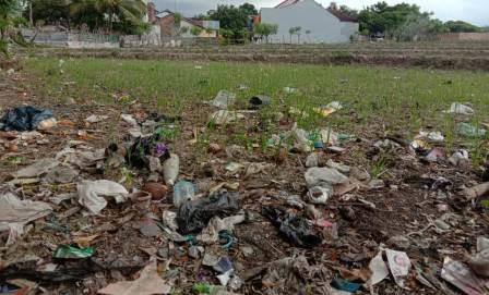 Tragedi Petani Bercocok Tanam di Lumbung Sampah Plastik.jpg
