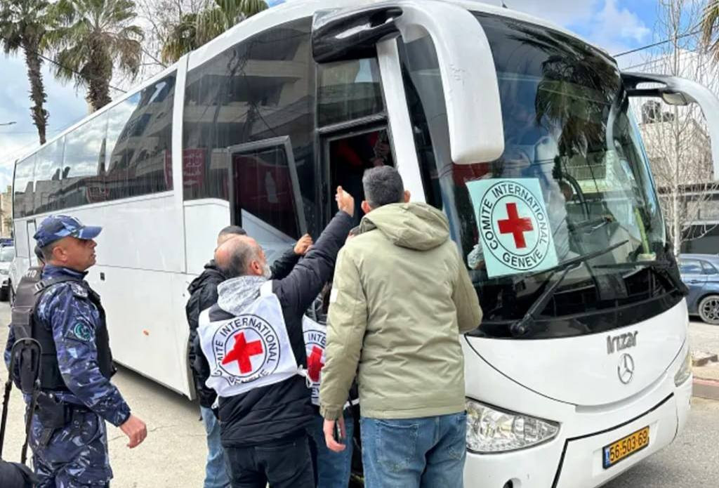 حذّرت شبكة صامدون للدفاع عن الأسرى الفلسطينيين من خطورة السماح للجنة الدولية للصليب الأحمر بدخول السجون دون مقابلة الأسرى الفلسطينيين بشكل مباشر وسري....