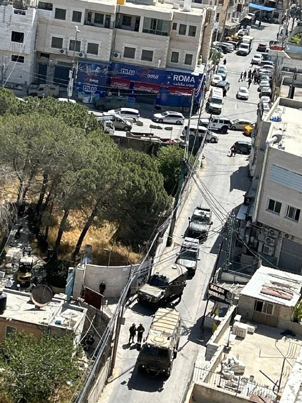قوات الاحتلال تقتحم معهد التدريب المهني المقابل لمخيم قلنديا شمالي القدس المحتلة، وتطلق وابلاً كثيفاً من قنابل الغاز والصوت خلال اقتحام محيط المنطقة....
