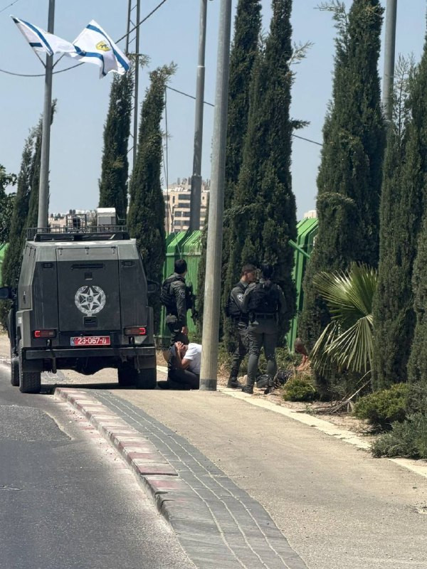 قوات الاحتلال تحتجز فلسطينيين في بلدة بيت حنينا، قرب مستوطنة "عطروت" شمال القدس المحتلة....
