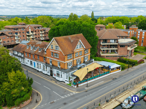 Hotels Near River Thames – UNO Thames Hotel.png