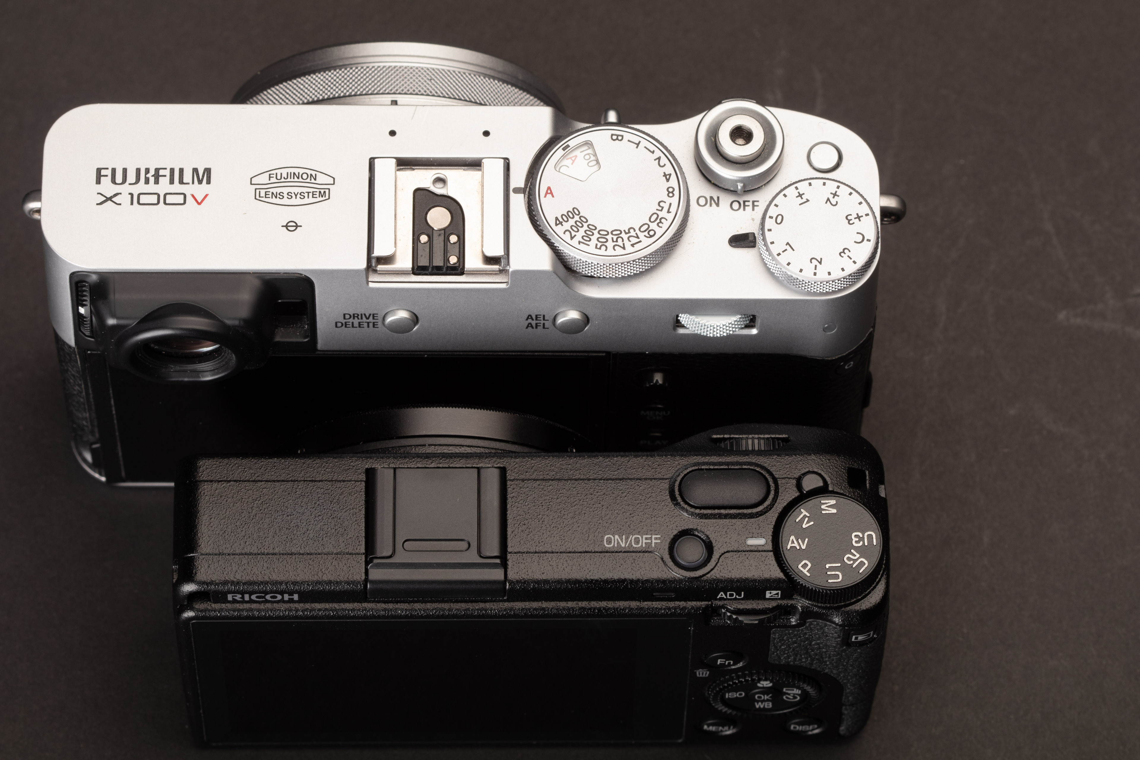 Ricoh GR IIIx và Fujifilm X100V