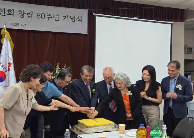 몬트리올 한인회 창립 60주년 행사(케잌커팅)