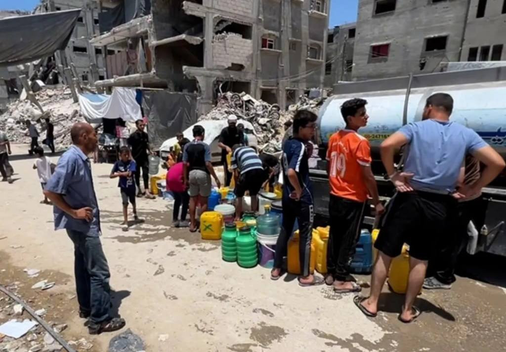 قال المتحدث باسم بلدية غزة، حسني مهنا، إن التدمير الواسع لشبكات المياه والبنية التحتية تسبب بأزمة حادة في إمدادات المياه داخل المدينة.

وأوضح أن 72 بئ...