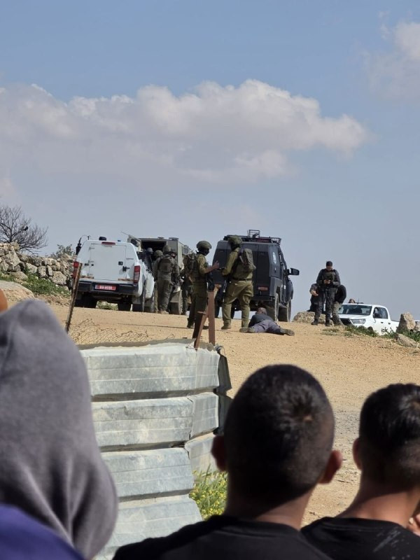الاحتلال يحتجز  ويُنكل بعدد من الفلسطينيين خلال اقتحام منطقة تل ماعين بمسافر يطا...