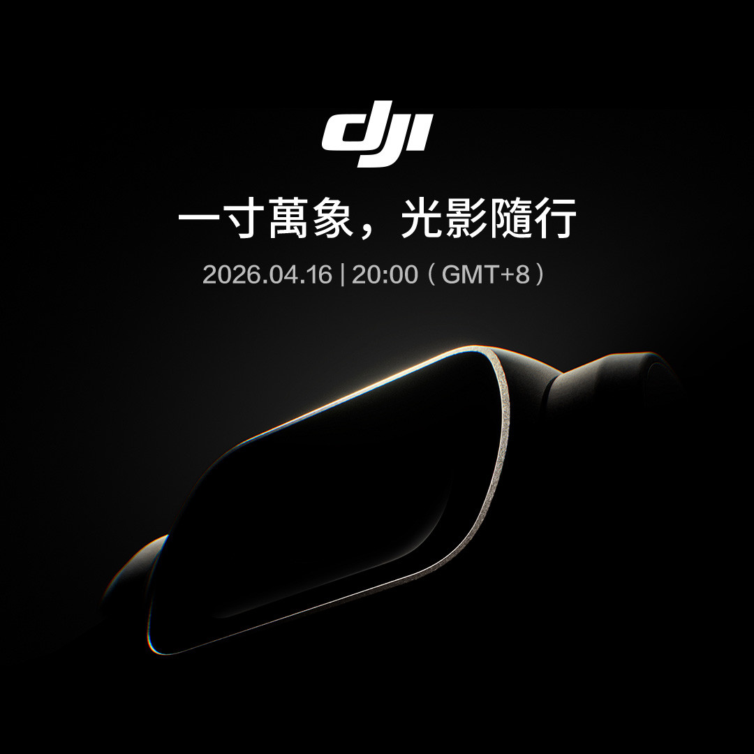 DJI Osmo Pocket 4 trong tay, thể hiện sự nhỏ gọn