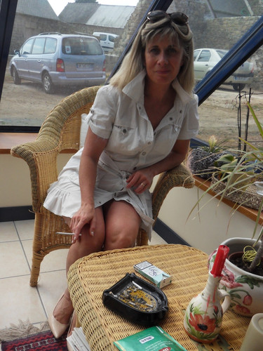 Lisa fume dans la veranda 01.jpg