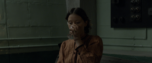 Pearl.2022.2160p.UHD.BluRay.x265.10bit.DoVi.Atmos.TrueHD.7.1 UBits.mkv 20231220 084531.736.png
