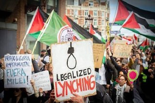 مظاهرات حاشدة في العاصمة الهولندية أمستردام تنديدًا بقرار إعدام الأسرى الفلسطينيين في سجون الاحتلال...