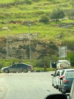 قوات الاحتلال تحتجز شبانًا وتنكل بهم قرب مدخل بلدة بني نعيم شرق الخليل....