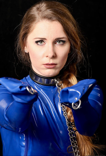 Latexfetischistinannarosenmüller blue latex bondagecatsuit collar locked.jpg