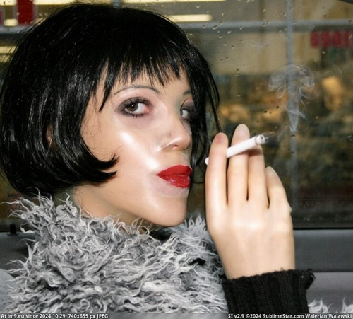 Smokinglatex-gummihure-anna-jennifer-rosenmuller-latexinpublic-voll-gummiert-zigarette-rauchend-und-.jpg
