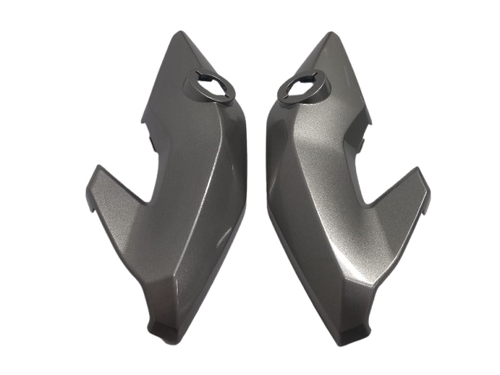 200145 Carenagem Lateral Farol FAN 150 15 FAN 160 16 Cinza Tornado Met?lico (Par).png